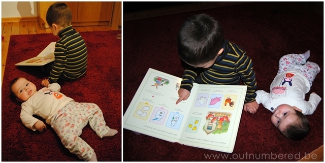baby spel idee - een boek lezen met oudere broer